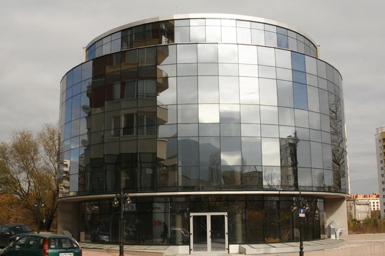 ОФИС СГРАДА С МАГАЗИНИ